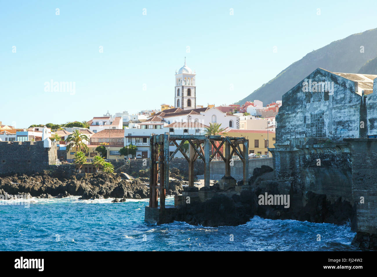 A Garachico, Spagna - 20 gennaio 2016: vista sul centro e la chiesa di Santa Ana a Garachico, Tenerife, Isole Canarie, Spai Foto Stock