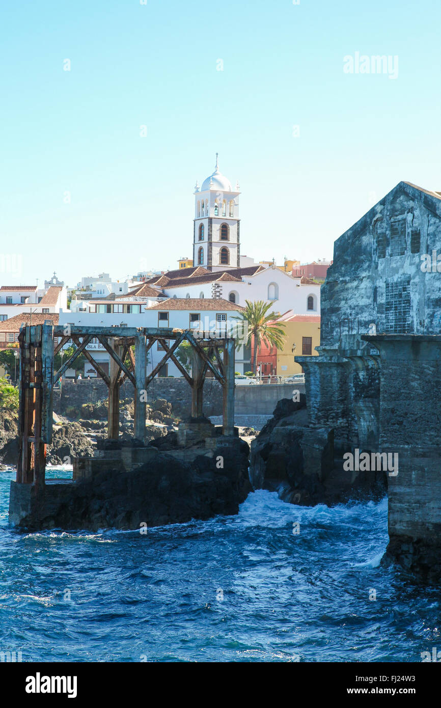 A Garachico, Spagna - 20 gennaio 2016: vista sul centro e la chiesa di Santa Ana a Garachico, Tenerife, Isole Canarie, Spai Foto Stock