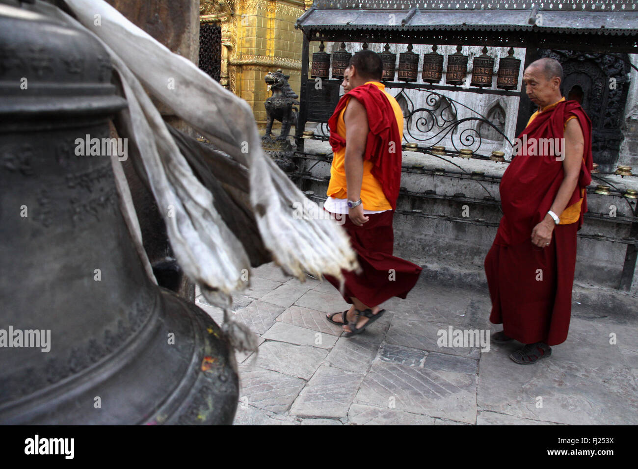 I monaci a piedi nel tempio Swayambunath, Kathmandu, Nepal Foto Stock