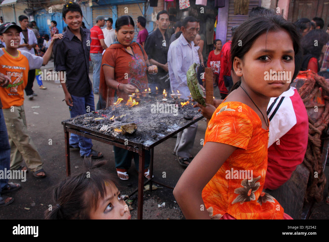 Il Nepal ritratto di una giovane goirl durante il festival nelle strade di Patan Foto Stock