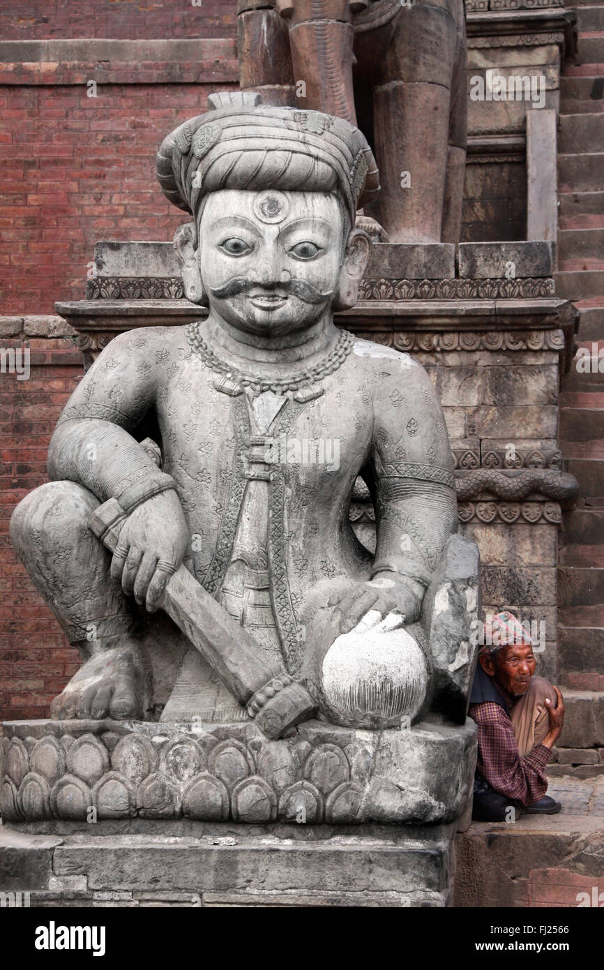 Statua che si trova nella parte anteriore di un tempio di Bhaktapur, Nepal Foto Stock