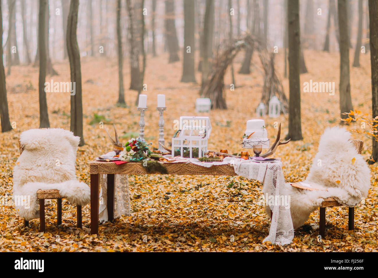 Tabella Vintage decorate in stile scandinavo e sui boschi di autunno Foto Stock