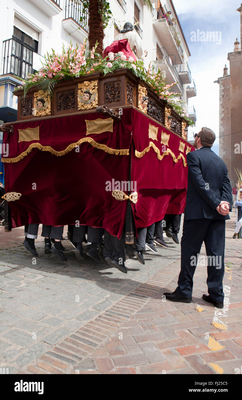 ALMENDRALEJO, Spagna, 29 marzo: Costaleros saltando il galleggiante durante la Domenica delle Palme, Almendralejo, Spagna, il 29 marzo 2015 Foto Stock