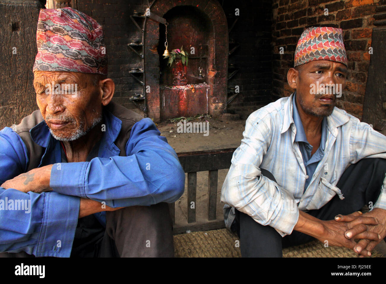 Due Newar Nepalese uomini indossando il tradizionale hat 'Dhaka topi nei pressi di Durbar Square, Katmandu Foto Stock