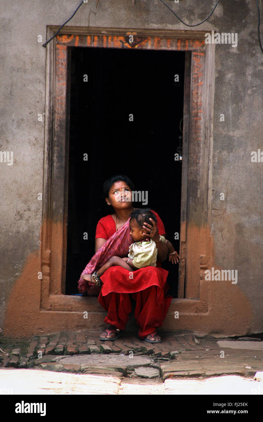 Madre con bambino in Bhaktapur, Nepal Foto Stock