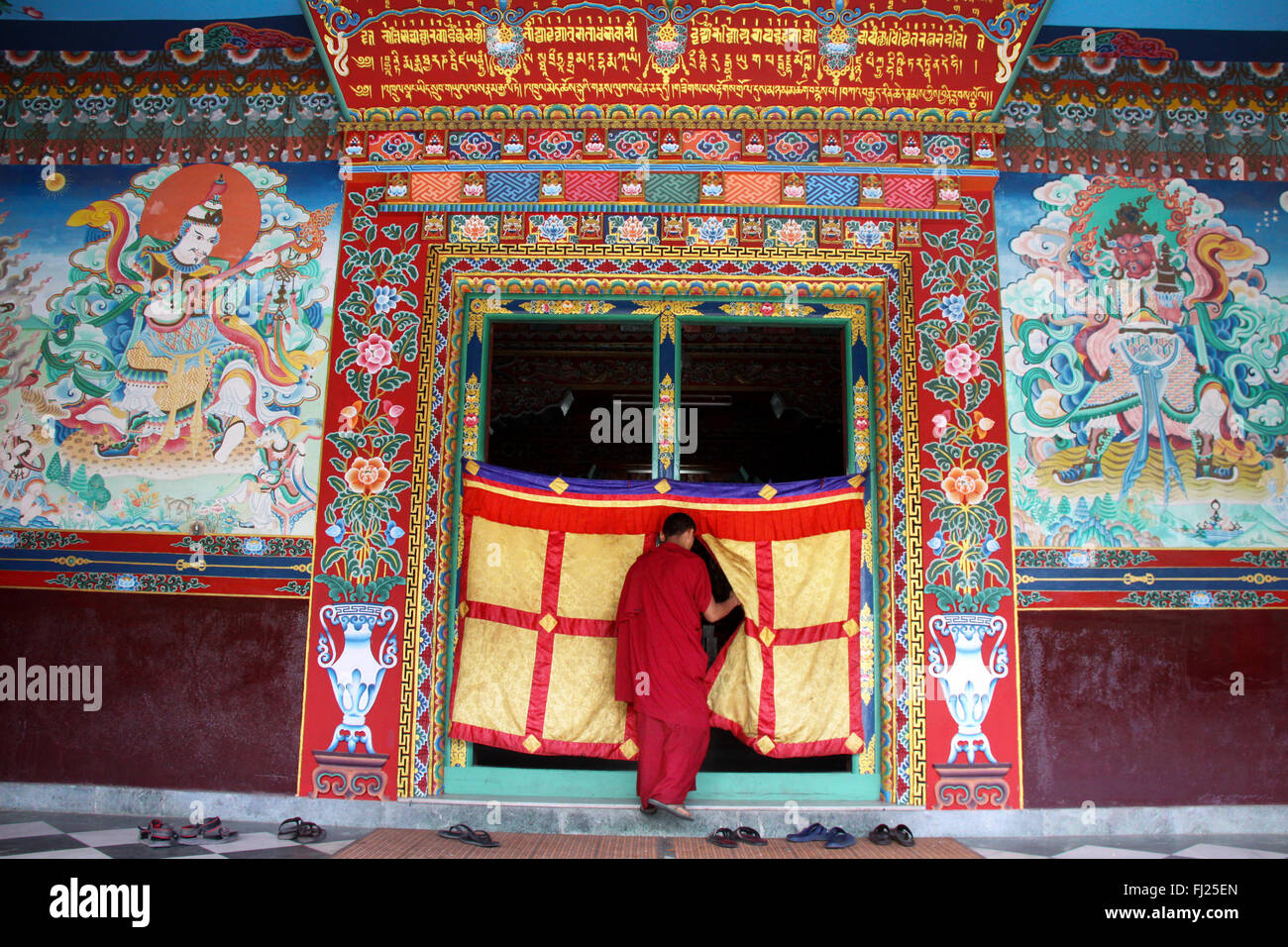 Monaco buddista di entrare gompa di Boudhanath, Nepal Foto Stock