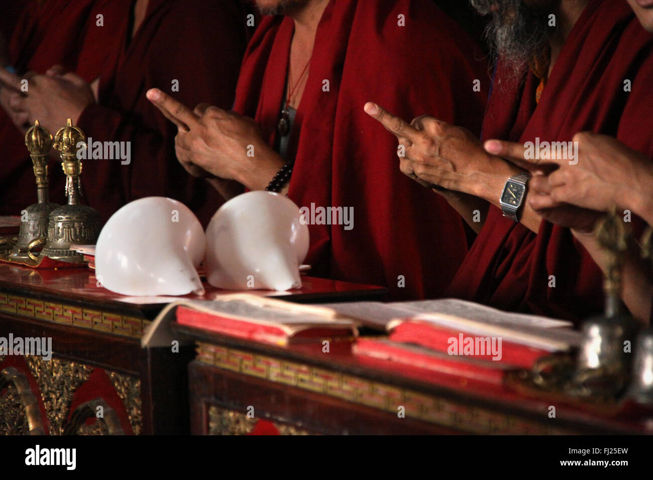 Le mani di monaci durante la cerimonia in monastero, Nepal Foto Stock