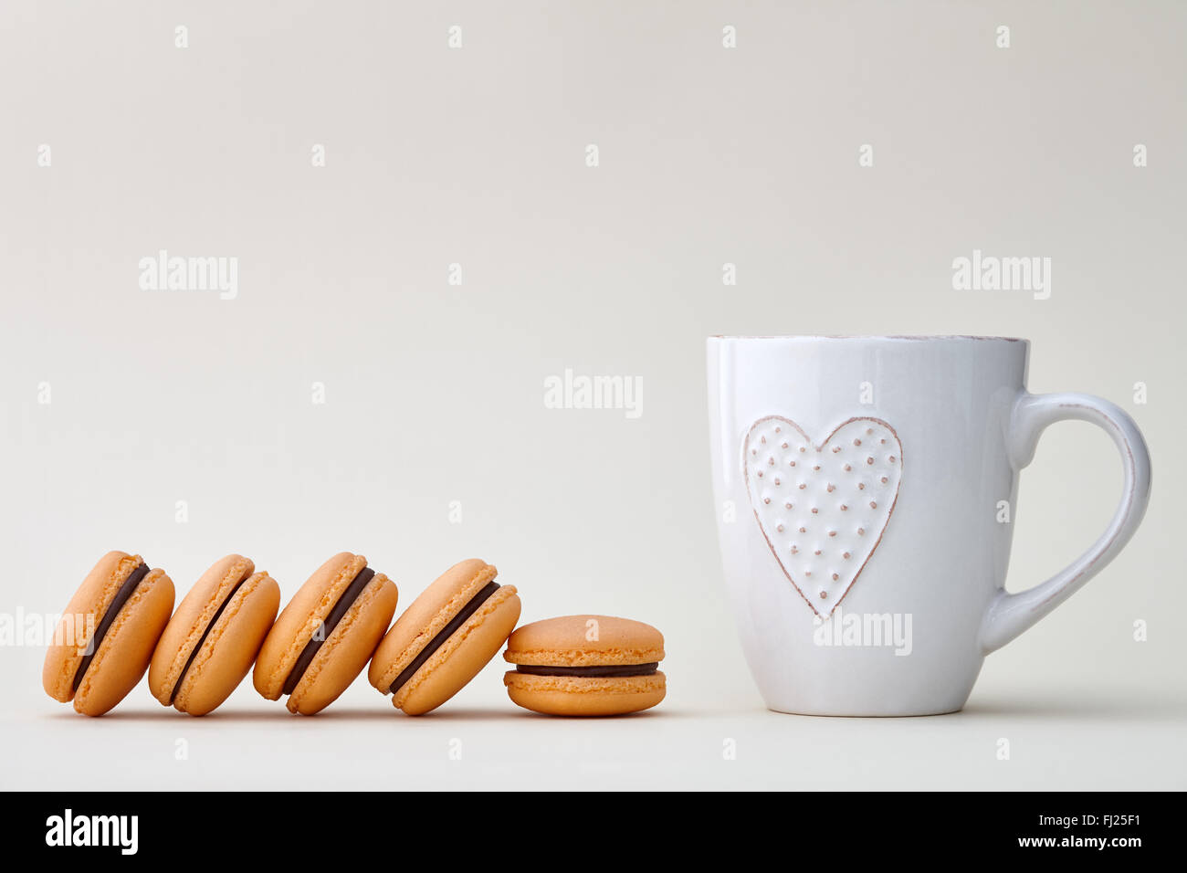 Macarons francese in una tazza Foto Stock