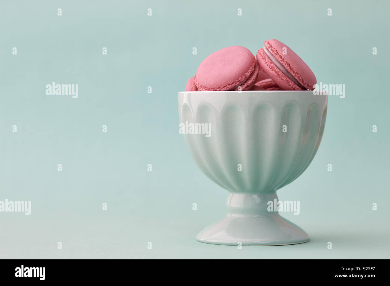 Macarons francese in una ciotola Foto Stock