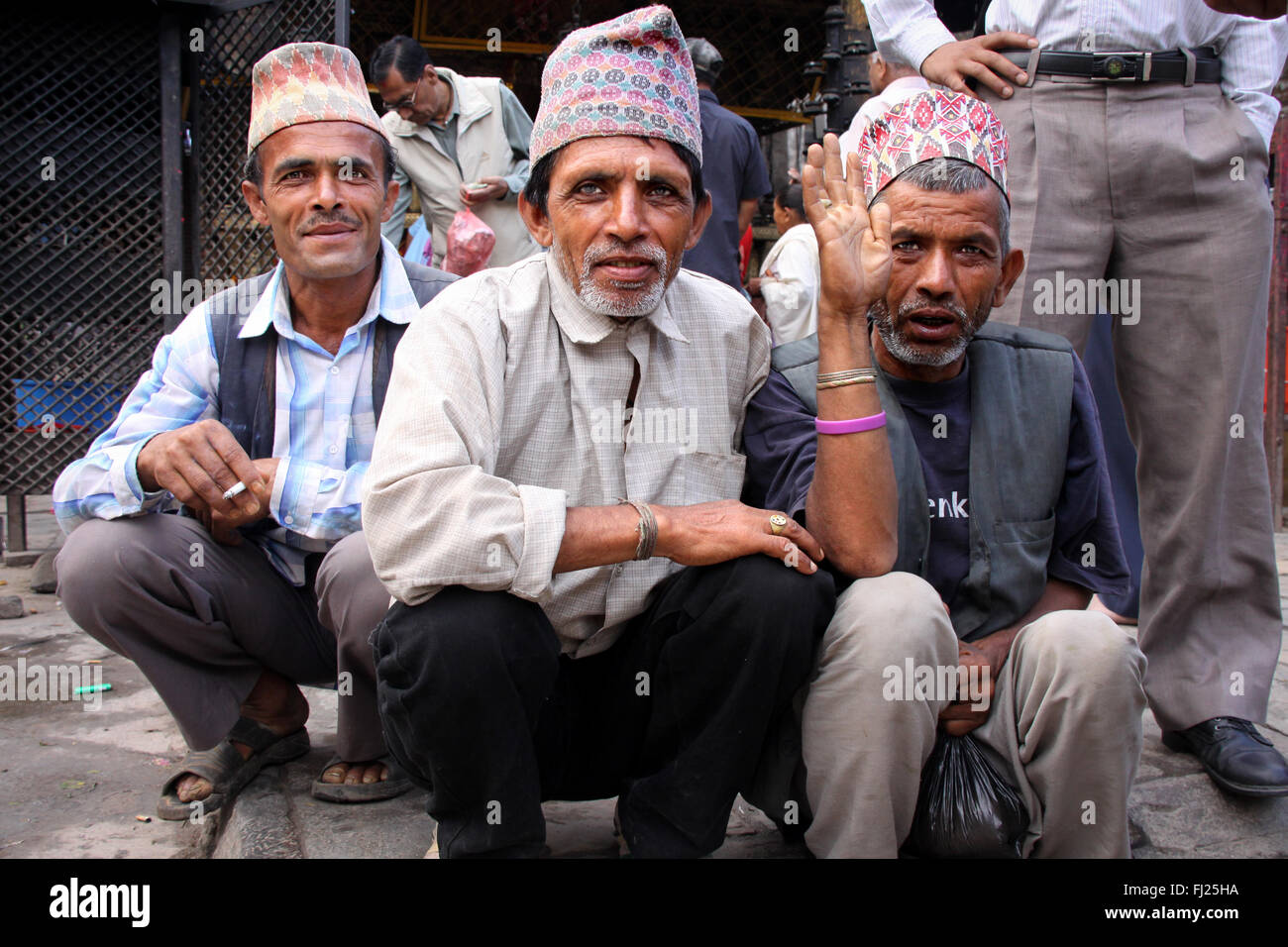 Gruppo di Nepali Newar uomini con tradizionale hat Dhaka topi a Katmandu Foto Stock