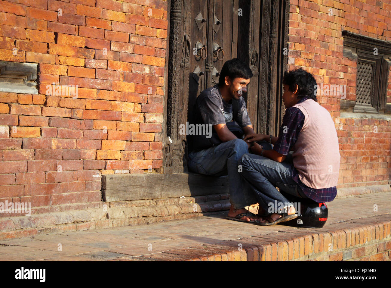 Nepal - due uomini stanno parlando in Patan, valle di Katmandu Foto Stock