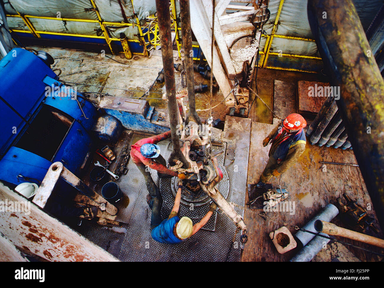 Alta vista guardando verso il basso sulla roughneck lavoratori su piattaforma petrolifera, Nuovo Messico, STATI UNITI D'AMERICA Foto Stock