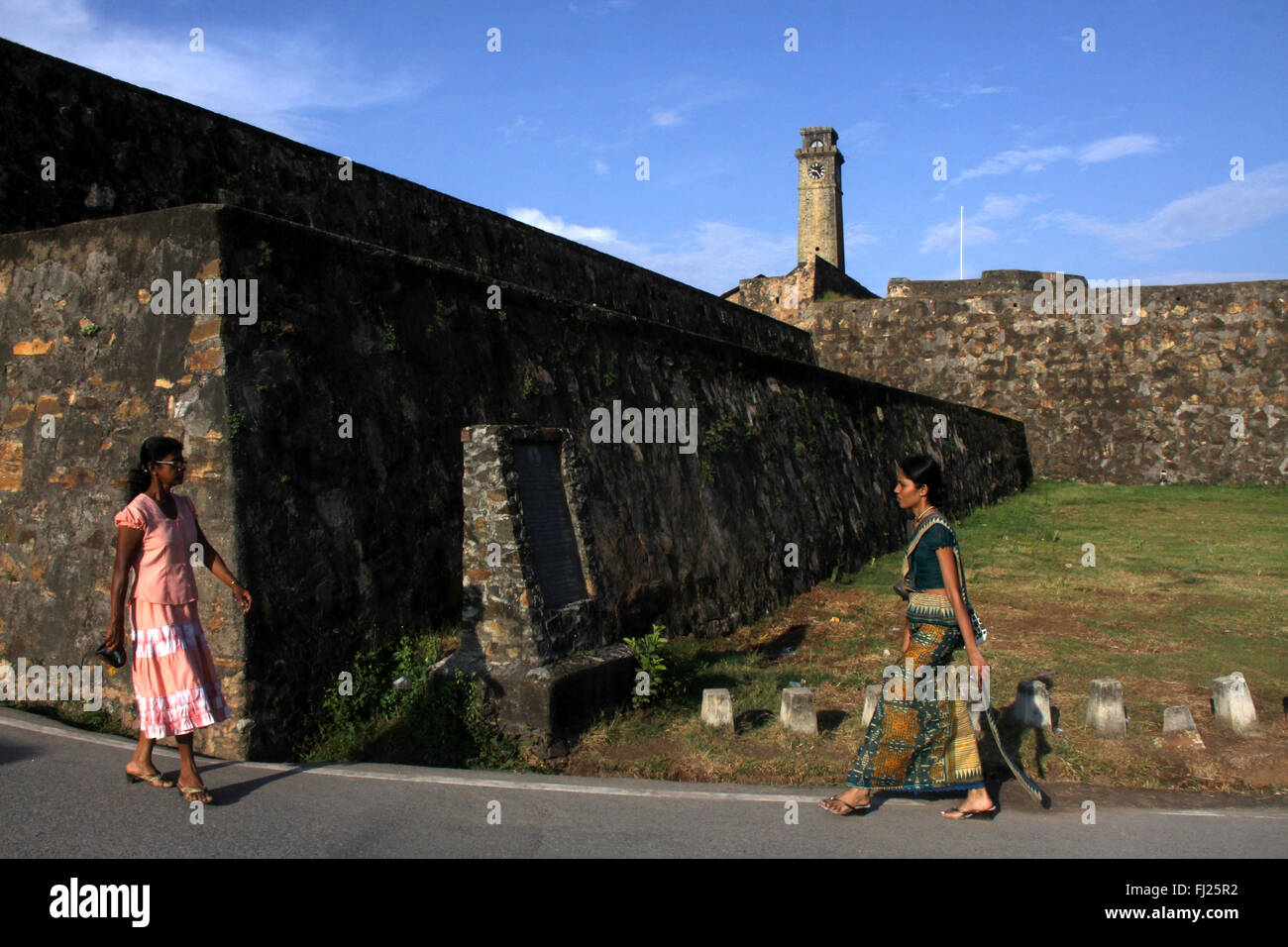 Le donne a piedi all'interno del Galle Fortezza Olandese di Galle, Sri Lanka Foto Stock