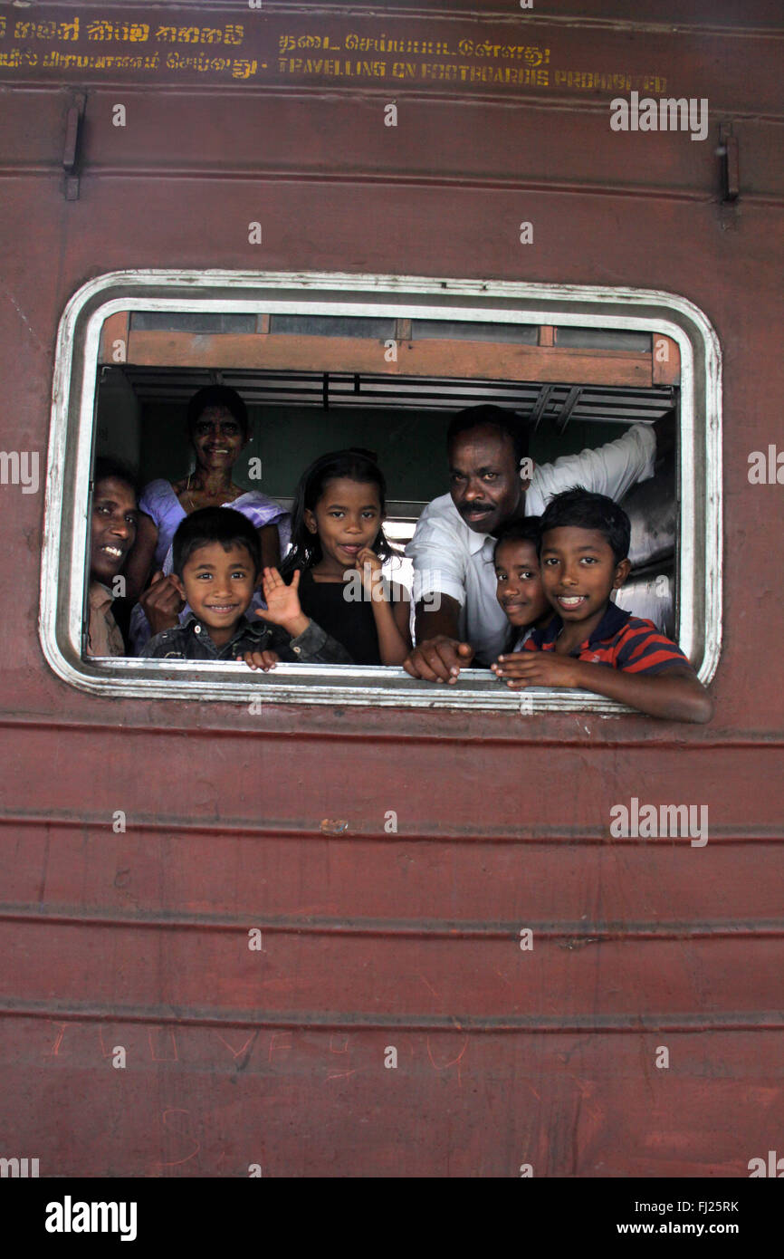 La famiglia felice da Sri Lanka viaggiare su un treno locale Foto Stock