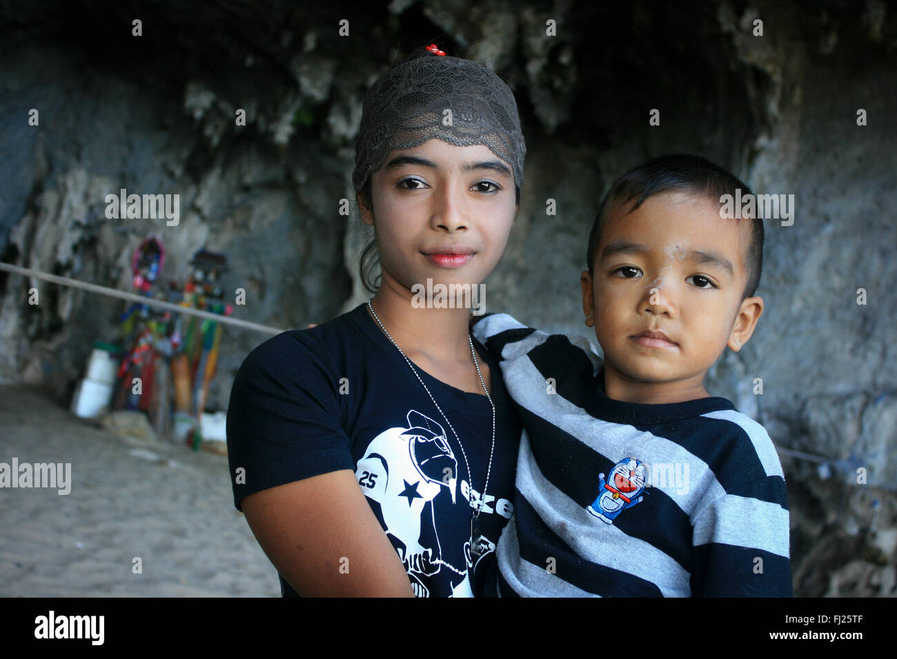 Ritratto di donna tailandese con il suo bambino a Krabi, Thailandia Foto Stock