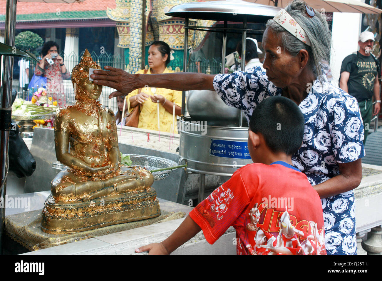 Adorando golden statua del Buddha al Grand Palace, bangkok, Thailandia Foto Stock