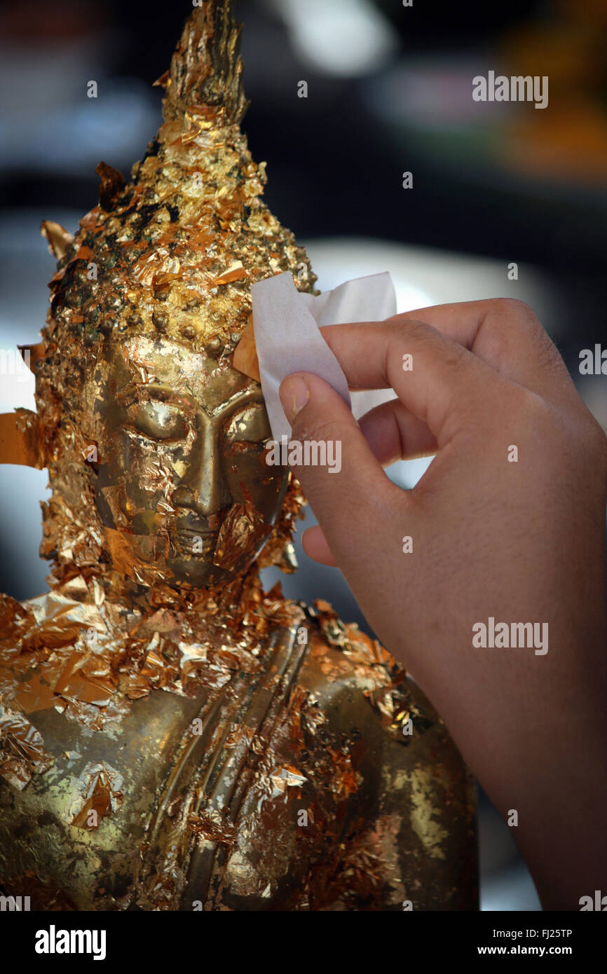 Adorando golden statua del Buddha al Grand Palace, bangkok, Thailandia Foto Stock