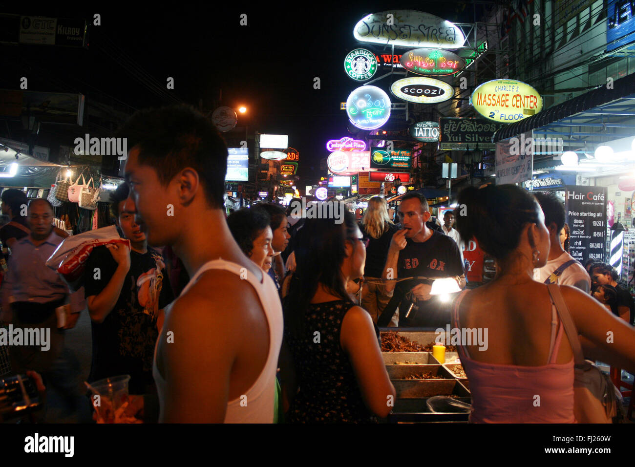 Streetlife in Khao San Road, Bangkok Foto Stock