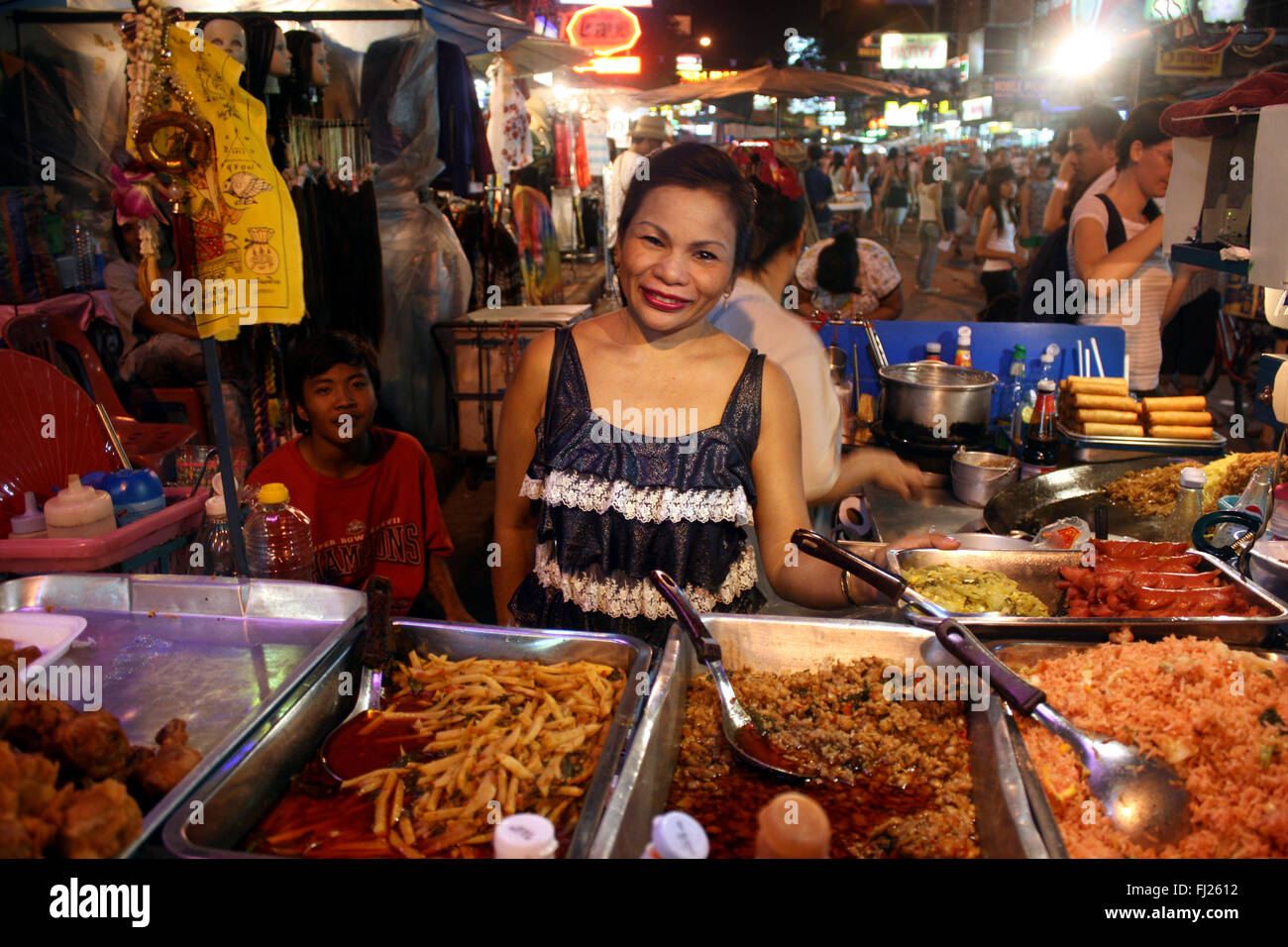 Streetlife e cibo durante la notte a Bangkok Foto Stock