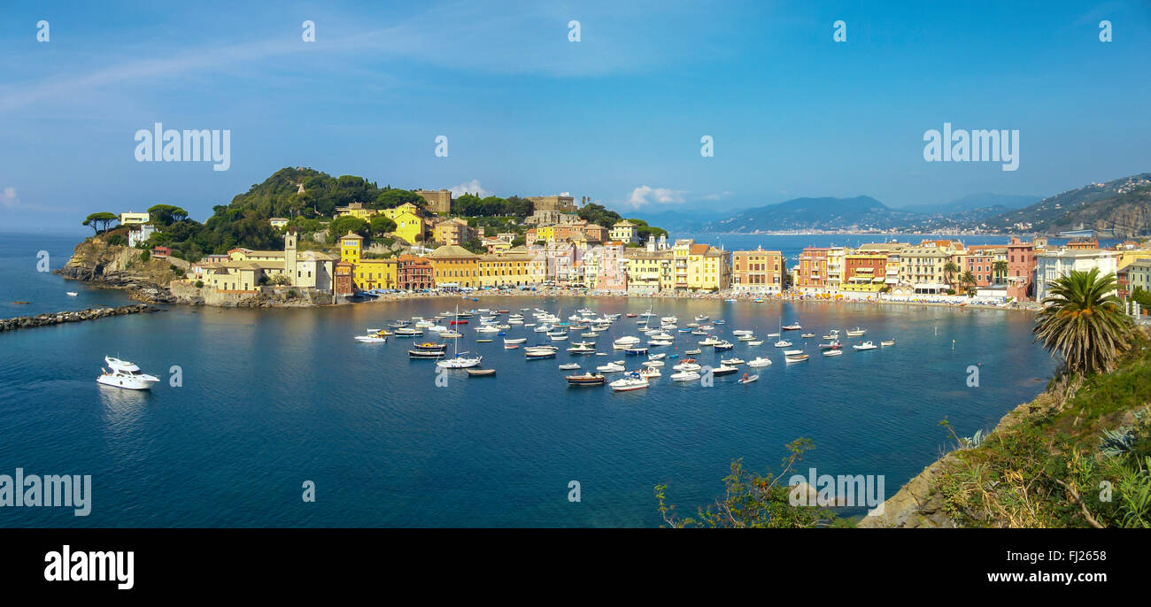 Panorama della Baia del Silenzio, la penisola e il piccolo porto della città di Sestri Levante, Liguria, Italia. Foto Stock