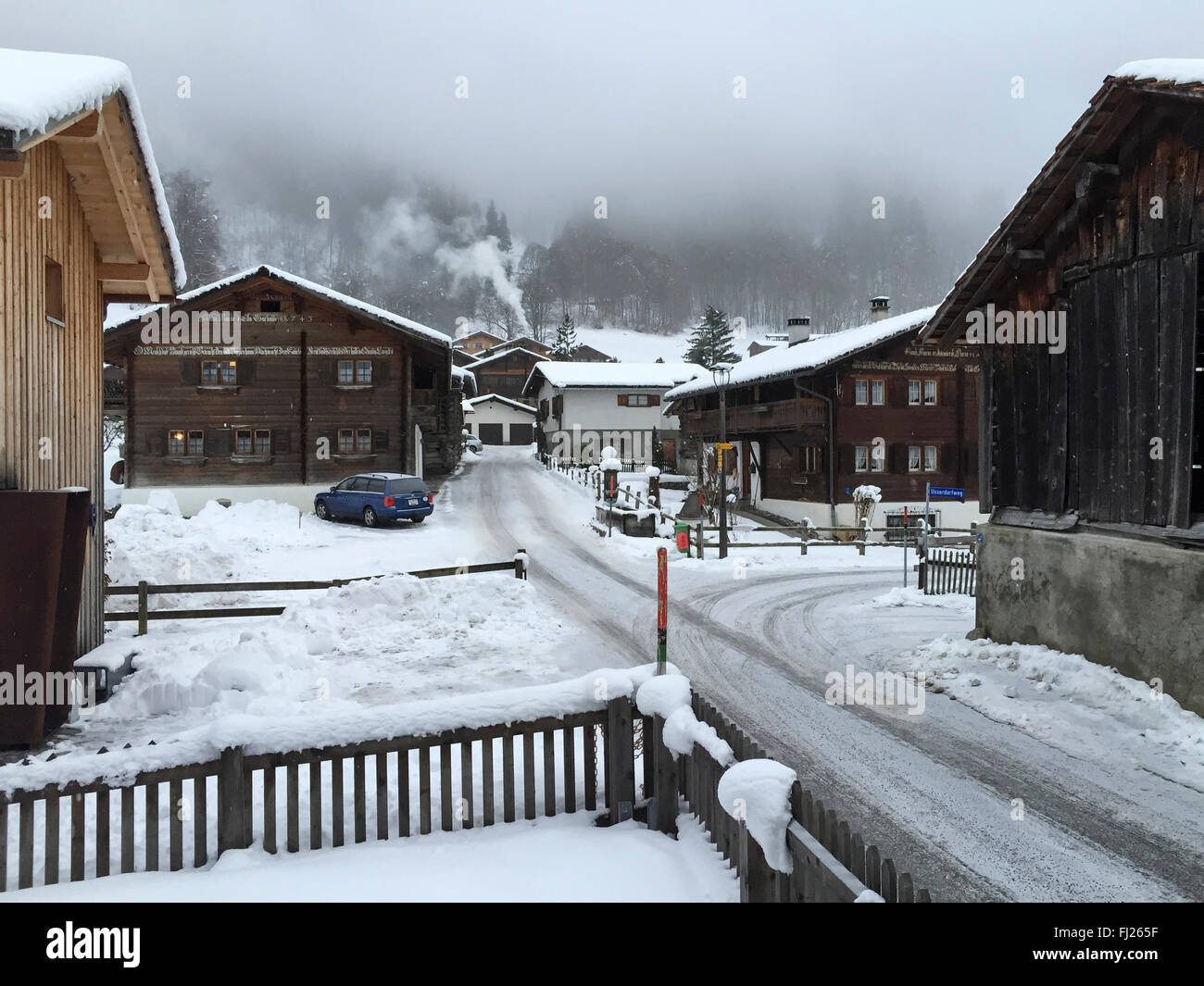 Nuvoloso al mattino invernale in un villaggio nelle Alpi Svizzere. Serneus, Grigioni/Grigioni, Svizzera. Foto Stock