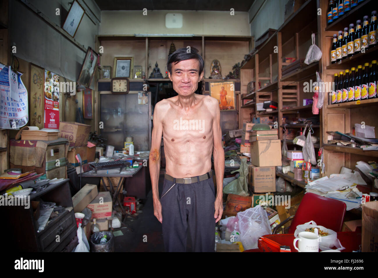 Immagine di un vecchio e uomo magro in Chinatown, Bangkok Foto Stock