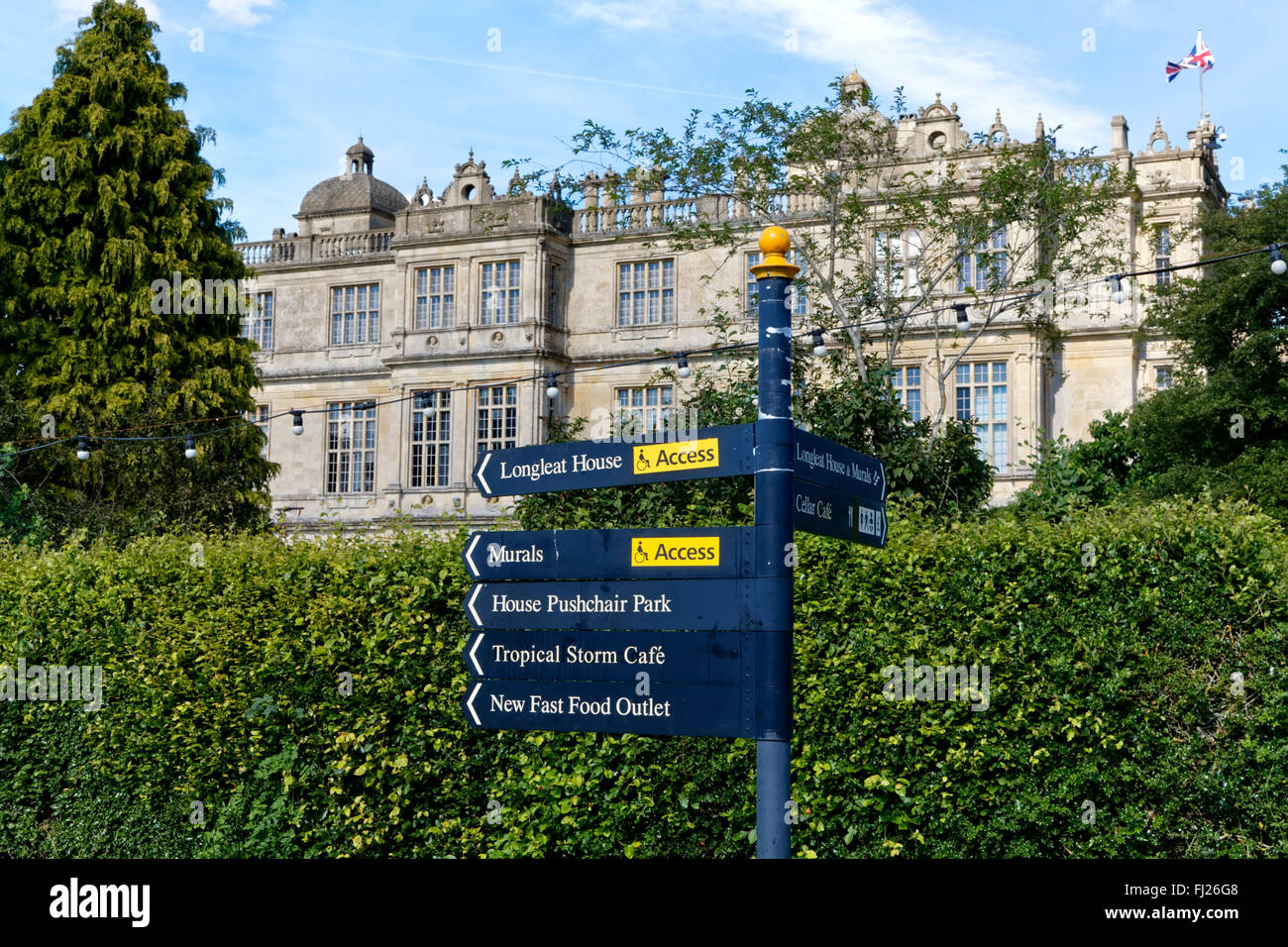 Il cartello che indica la via verso le attrazioni per i visitatori a Longleat House,Wiltshire, Regno Unito. Foto Stock