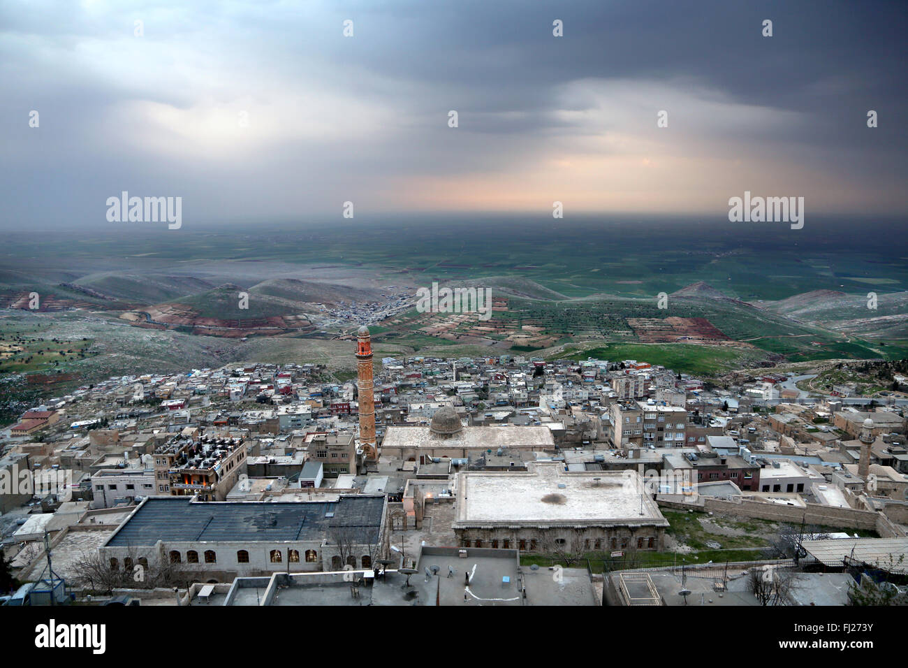 Panorama su Mardin e Siria all'orizzonte da Mardin città, Turchia orientale Foto Stock