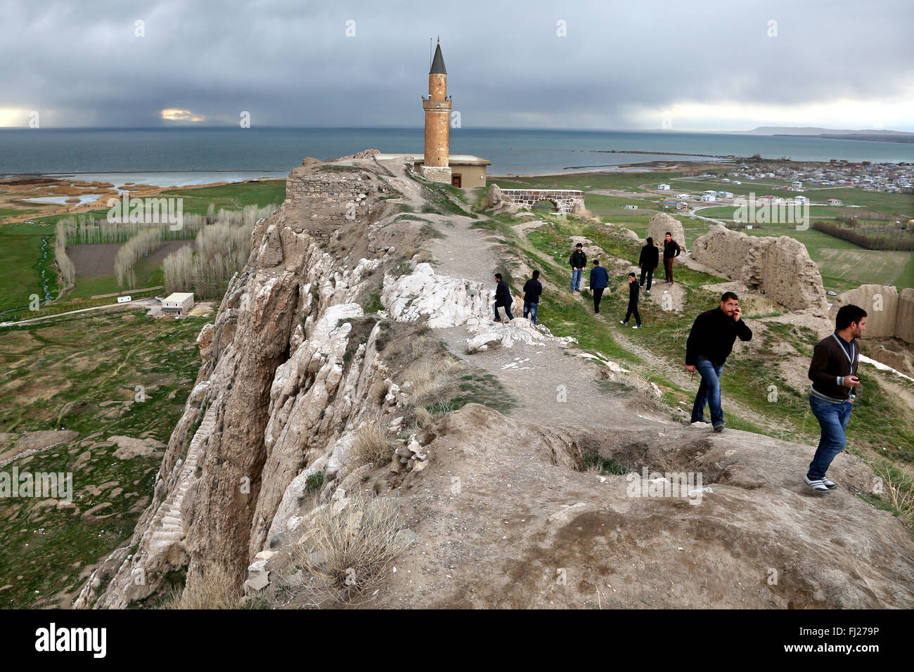 Ragazzi curdi sul furgone castello alla fine della giornata, la Turchia orientale Foto Stock