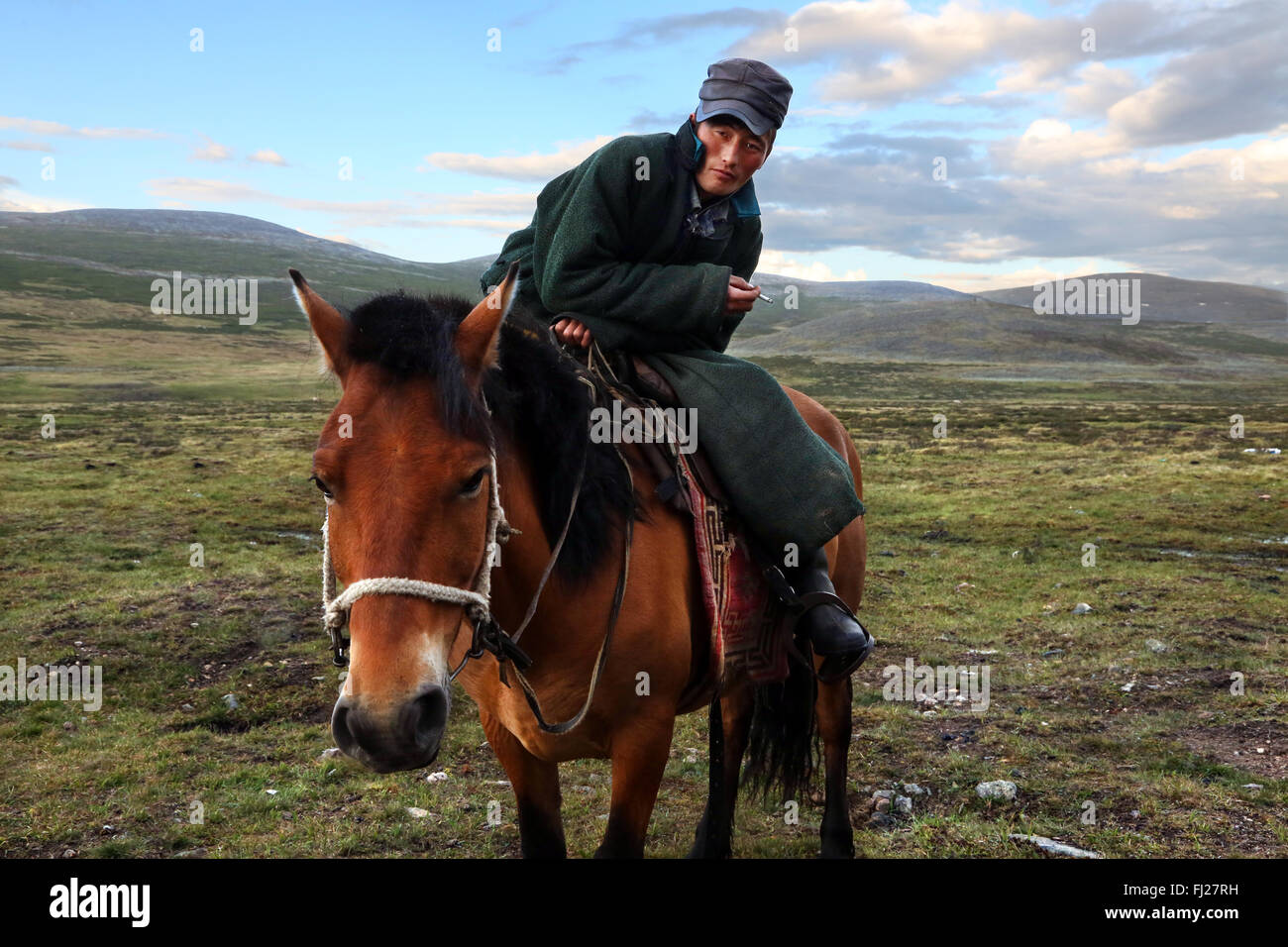 Giovane uomo a cavallo, , Tsaatan Dukha persone , nomadi allevatori di renne , Mongolia Foto Stock