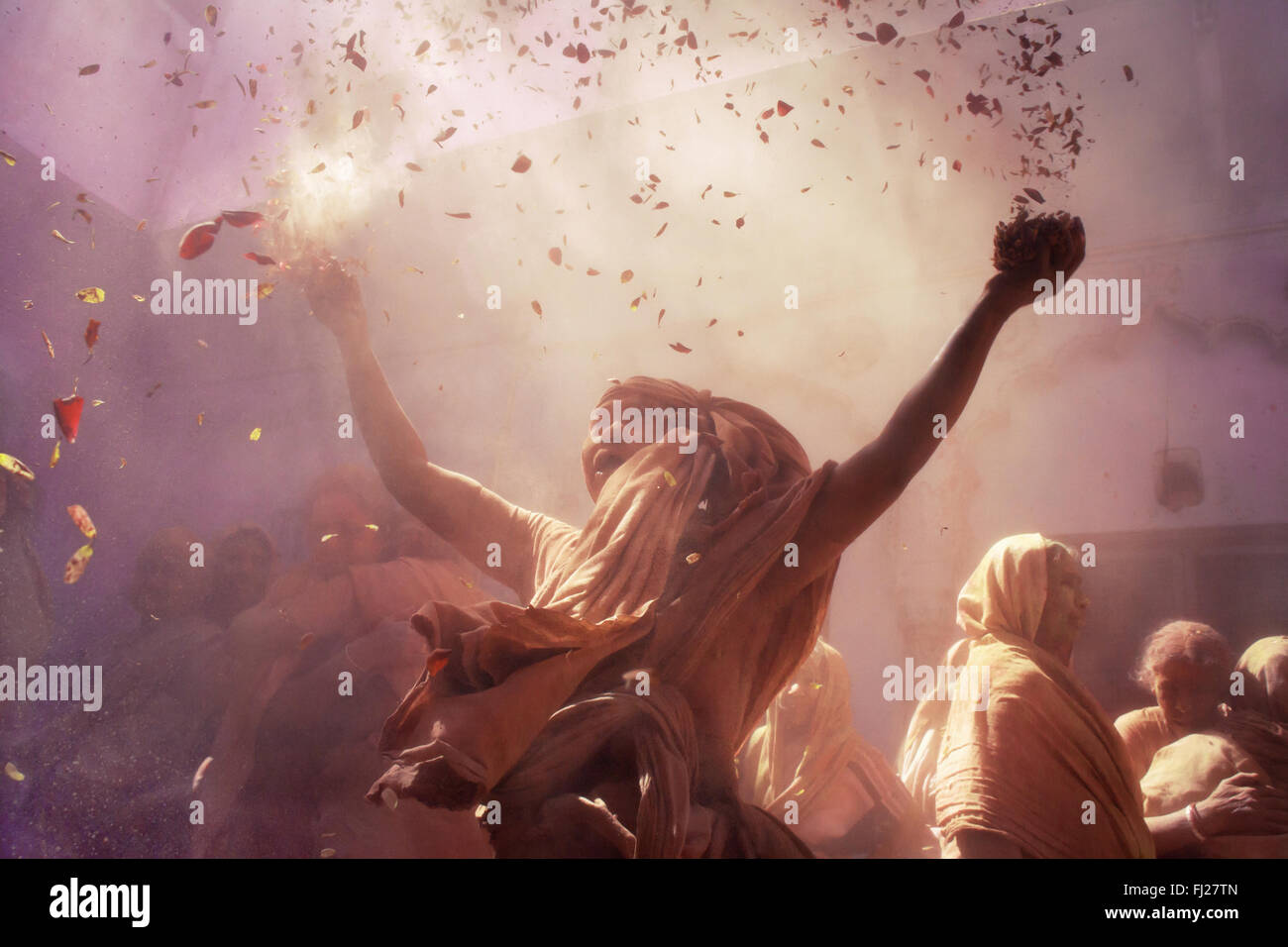 Indian vedove celebrare Holi festival dei colori in Vrindavan, India Foto Stock