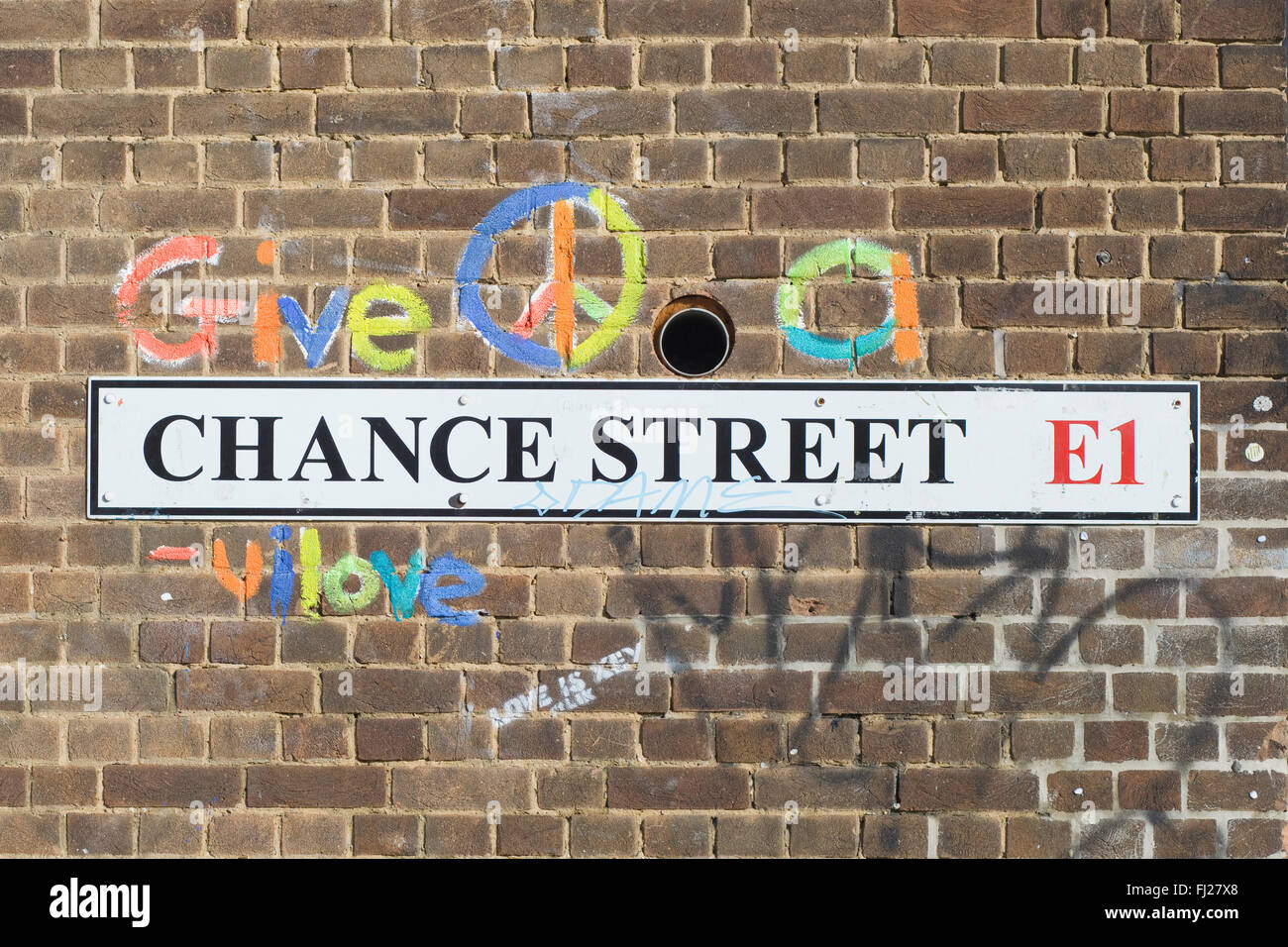 "Date una possibilità alla pace " i graffiti sulla possibilità Street E1 segno Londra Foto Stock