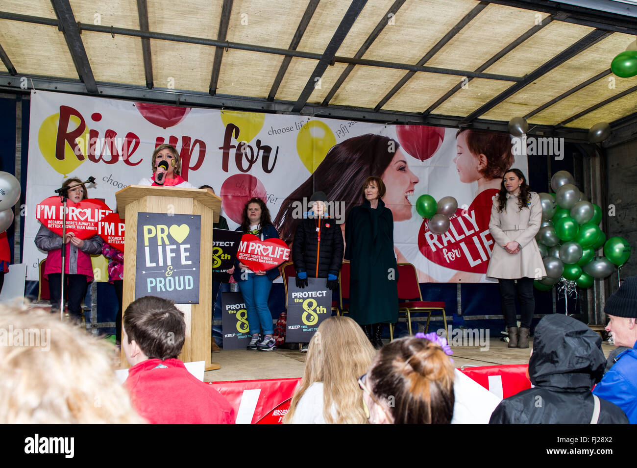 Giovane donna parla ad un pro-vita rally a Cork in Irlanda Foto Stock