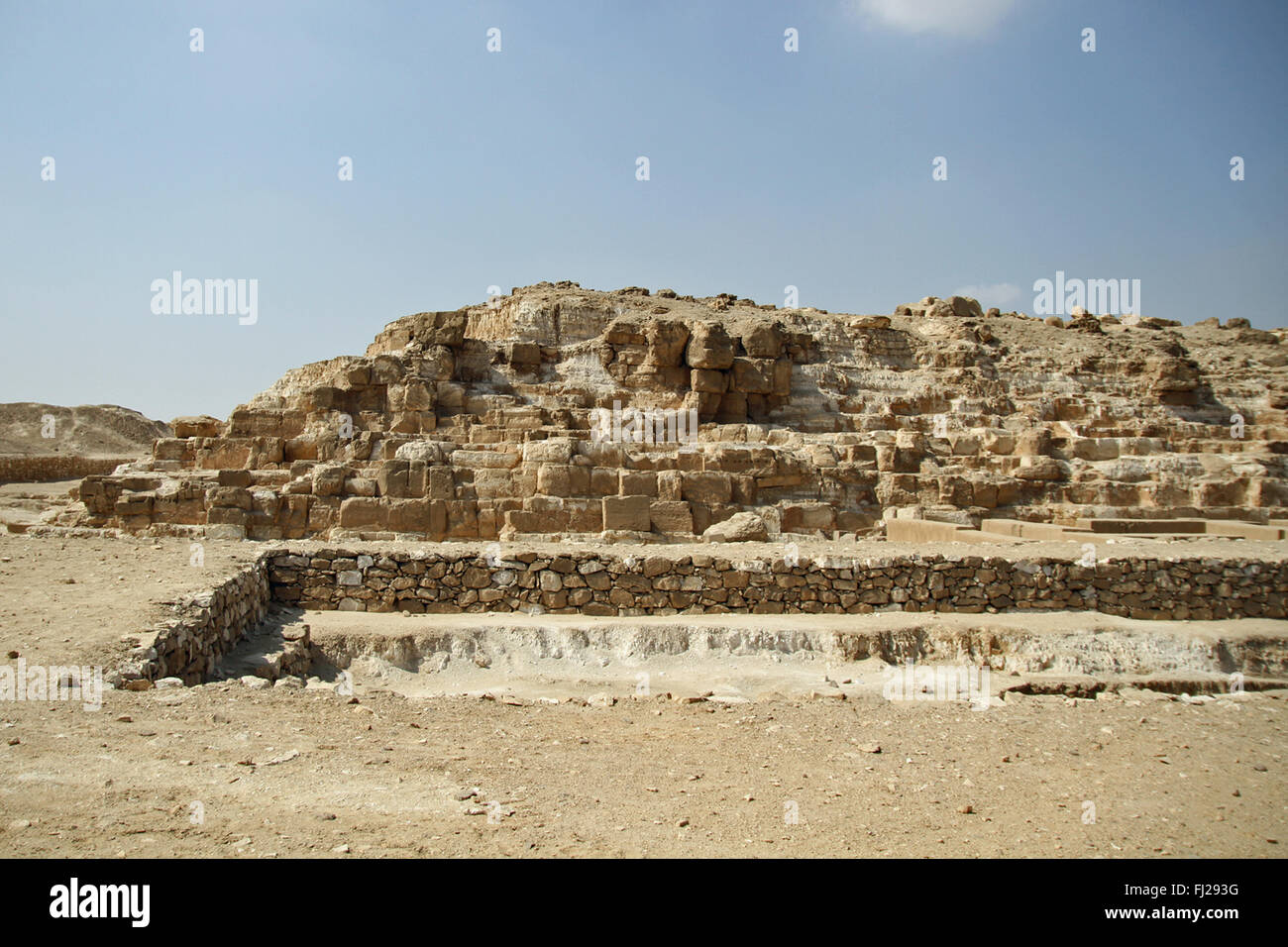 Piramide di Djedefre ad Abu Rawash. Abu Rawash (anche ortografato Abu Roach, Abu Roash; 8 km a nord di Giza, è il sito di Egitto è la più settentrionale di piramide, noto anche come la piramide perduta - il gran parte rovinato piramide di Djedefre, figlio e successore di Khufu. Foto Stock