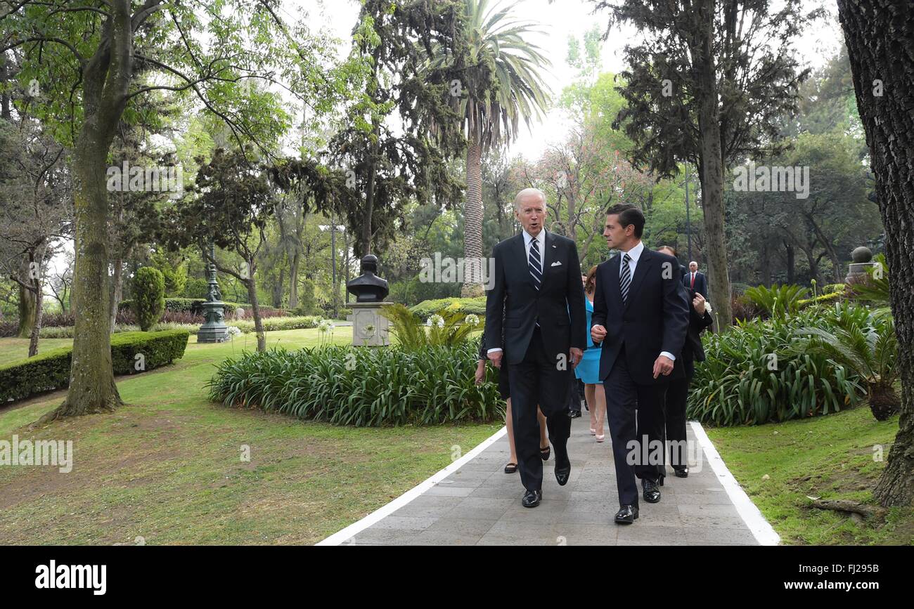 Stati Uniti Vice presidente Joe Biden passeggiate con il presidente messicano Enrique Peña Nieto al Palazzo Nazionale Febbraio 25, 2016 a Città del Messico. Biden è in Messico per una serie di colloqui sul miglioramento dei vincoli economici e commerciali con il Messico. Foto Stock