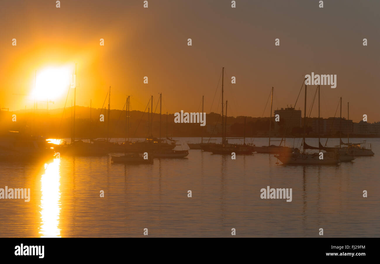 Magnifico tramonto colore nel porto Marina. Fine di un giorno caldo e soleggiato in Ibiza, Sant Antoni de Portmany, Spagna Foto Stock