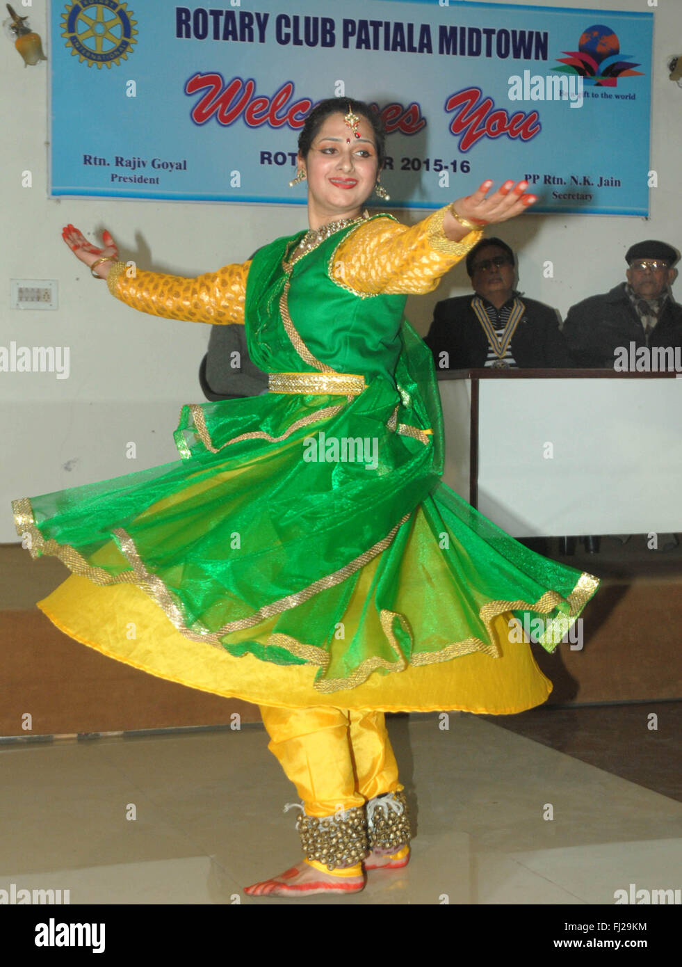 Patiala, India. 05 feb 2016. Punjabi studente universitario Indice Gupta, che mira a inserire il Limca libro dei record, eseguire durante una serata di musica classica organizzata dal Rotary Club Patiala Midtown. Ha eseguito kathak ad una altitudine di 5,242 m (17,198 piedi) per 7 minuti a temperatura inferiore a zero a Baralacha Pass in Lahaul e Spiti distretto di Himachal Pradesh. Ha rotto il record precedente di 7,217.84 piedi che è stata fatta in Bilaspur. © Rajesh Sachar/Pacific Press/Alamy Live News Foto Stock