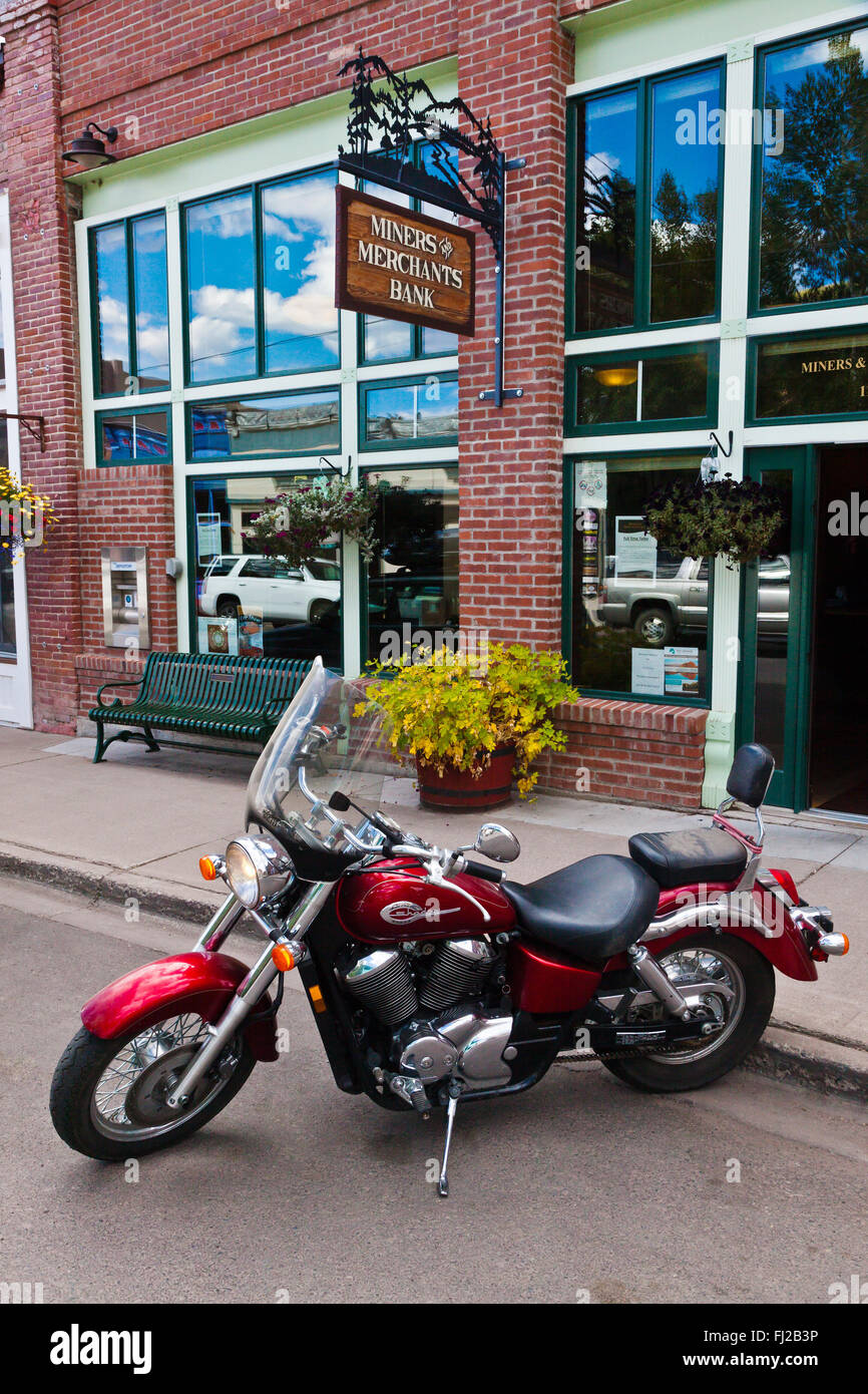 Un motociclo parcheggiato sulla strada principale di CREEDE COLORADO, un argento città mineraria risalente alla metà del 1800 che è ora un tou Foto Stock