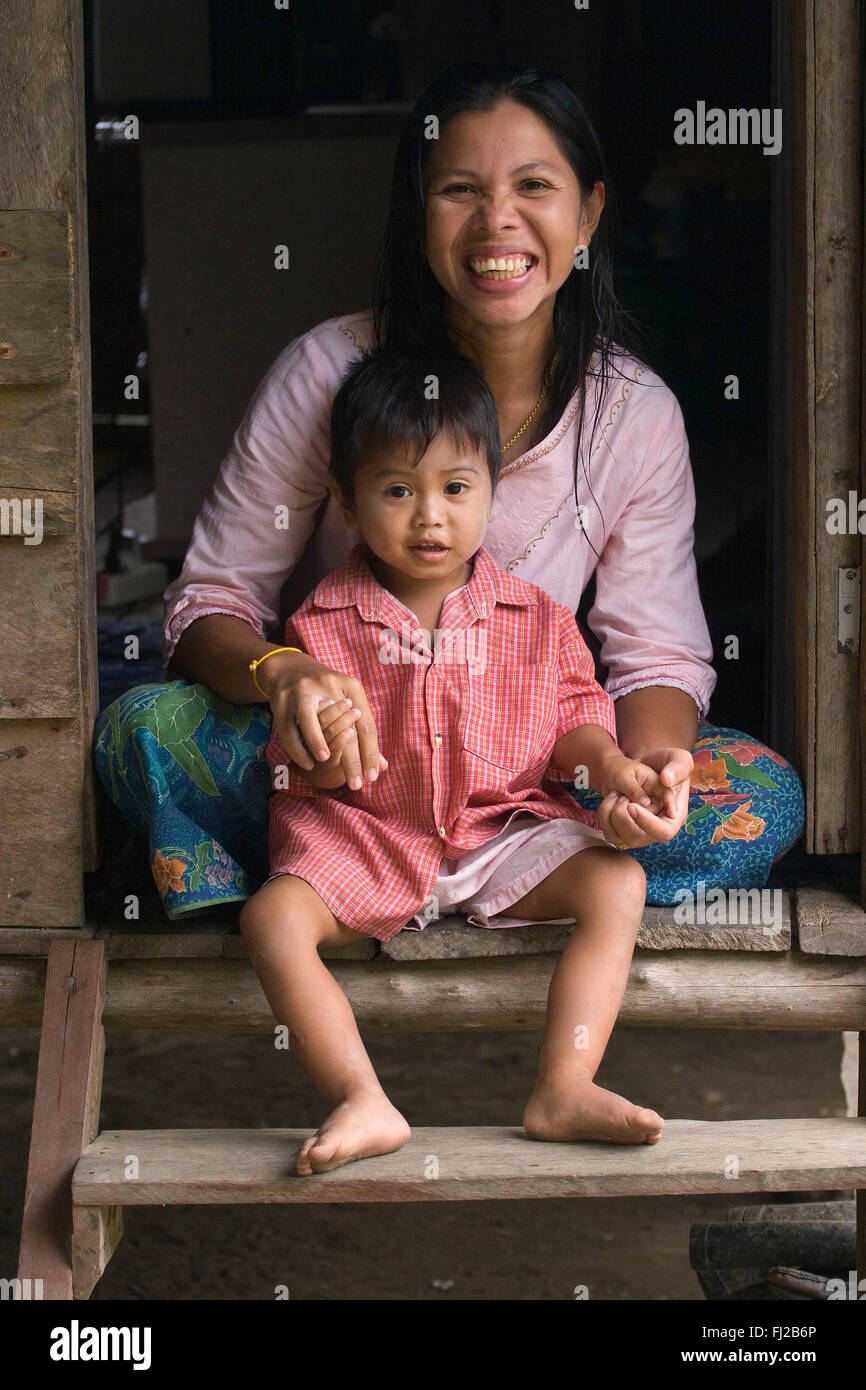 Un Thai madre e figlio sulla loro parte anteriore portico nel paese musulmano di Tung Nang Dam si trova a nord mare delle Andamane - Tailandia Foto Stock