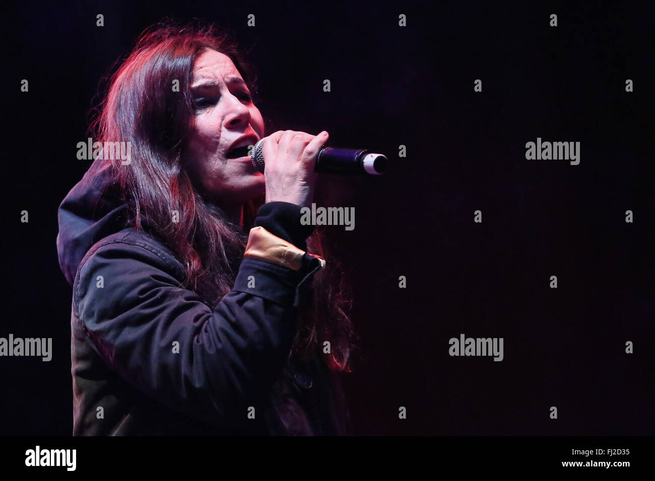 Torino, Italia. 28 Feb, 2016. Cantante italiana Paola Turci esegue durante la chiusura della commemorazione del decimo anniversario dei XX Giochi Olimpici Invernali. Credito: Elena Aquila/Pacific Press/Alamy Live News Foto Stock