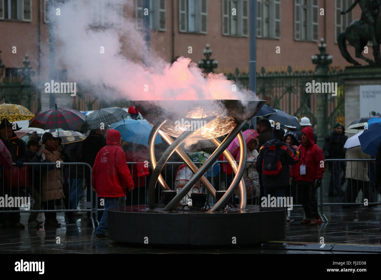 Torino, Italia. 28 Feb, 2016. Il braciere è stato acceso durante la commemorazione del decimo anniversario della XX edizione dei Giochi Olimpici Invernali. Credito: Elena Aquila/Pacific Press/Alamy Live News Foto Stock