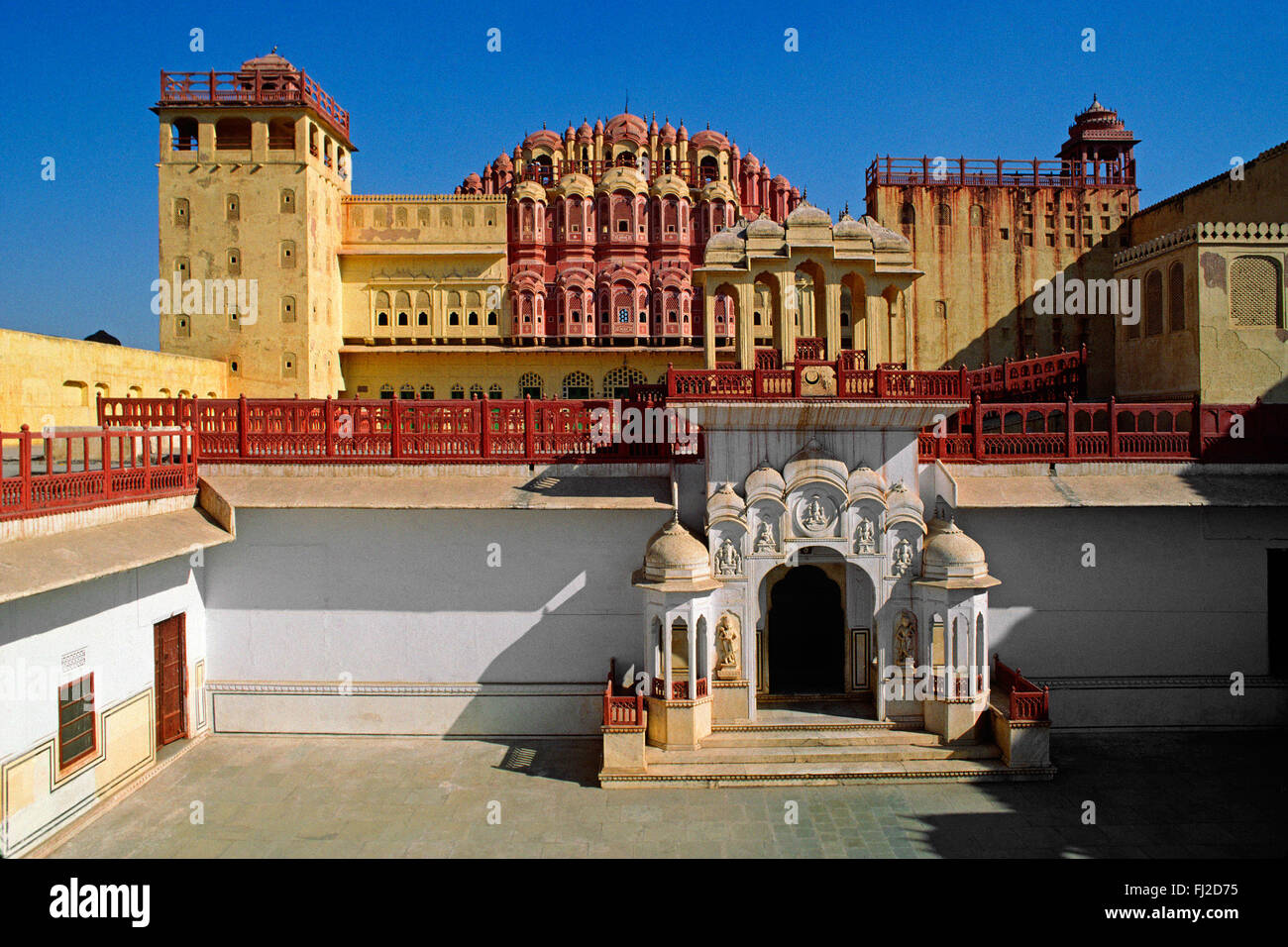 Il Hawa Mahal (palazzo dei venti) costruito nel 1799 come il punto di riferimento centrale di Jaipur - Rajasthan, India Foto Stock