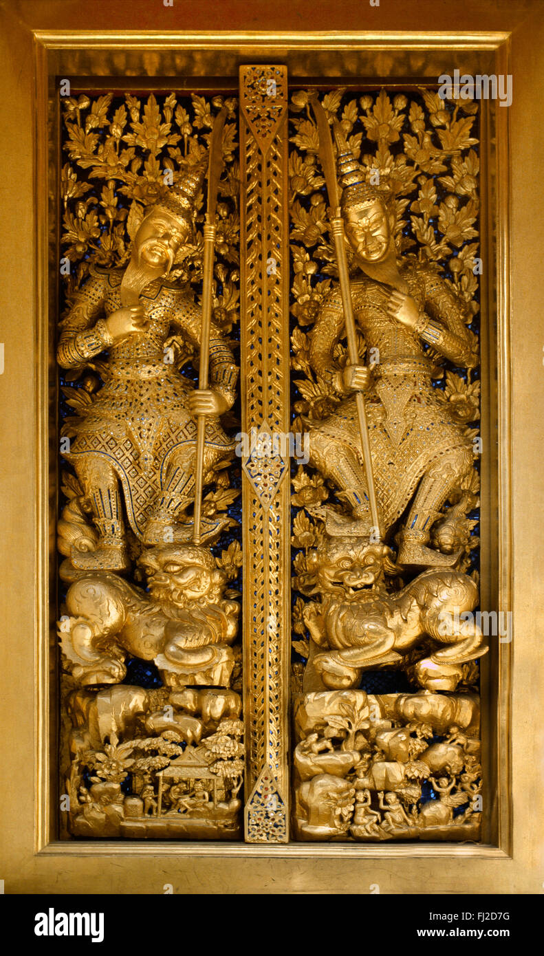 Oro porte dorato a Bangkok il Grand Palace COMPLES, costruito dalla Thailandia del primo re nel 1782 e aggiunti a da ogni re poiché - B Foto Stock