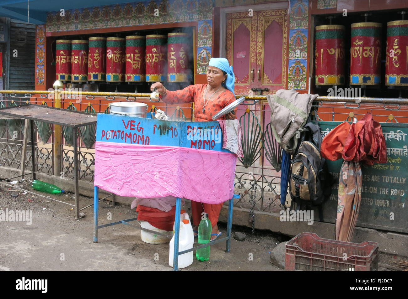 Venditore ambulante vende street cibo vegetale e potato momo in McLeod Ganj (superiore dharamshala) India nella parte anteriore del tempio tibetano Foto Stock