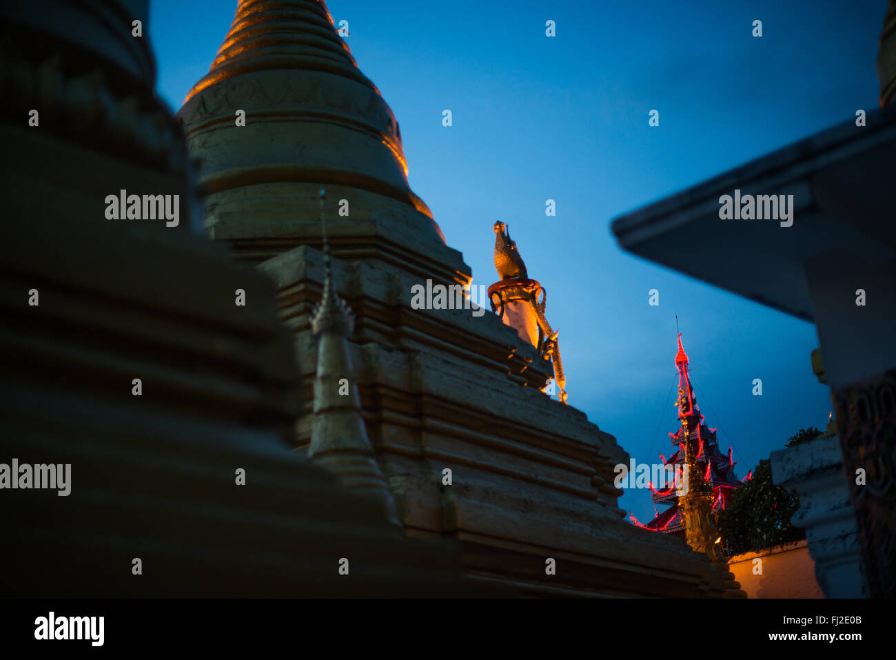 MANDALAY, Myanmar - seduta sulla sommità del Mandalay Hill, Sutaungpyei Pagoda dispone di un grande spalliere decorano il patio che offre vedute panoramiche sulla pianura su cui la città di Mandalay si siede. Foto Stock