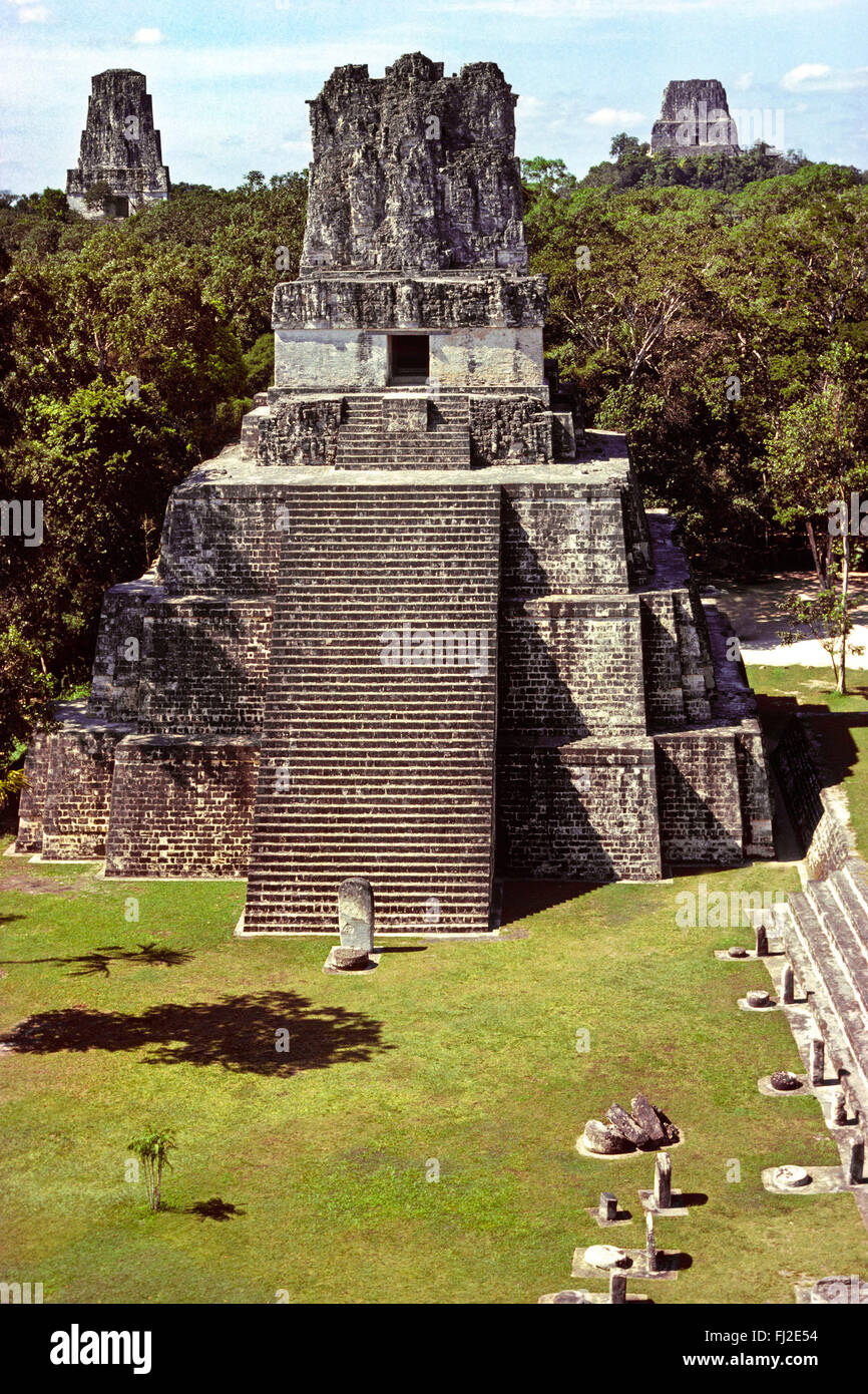 Tempio MAYA II, 125 m. di altezza e risalente al 700 D.C. che sorge fuori del PETÉN JUNGLE - Tikal, Guatemala Foto Stock