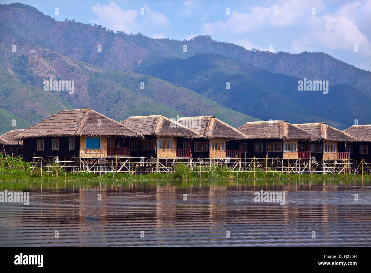 SKY LAKE RESORT è costituito da singoli bungalow costruiti su palafitte sul Lago Inle - Myanmar Foto Stock