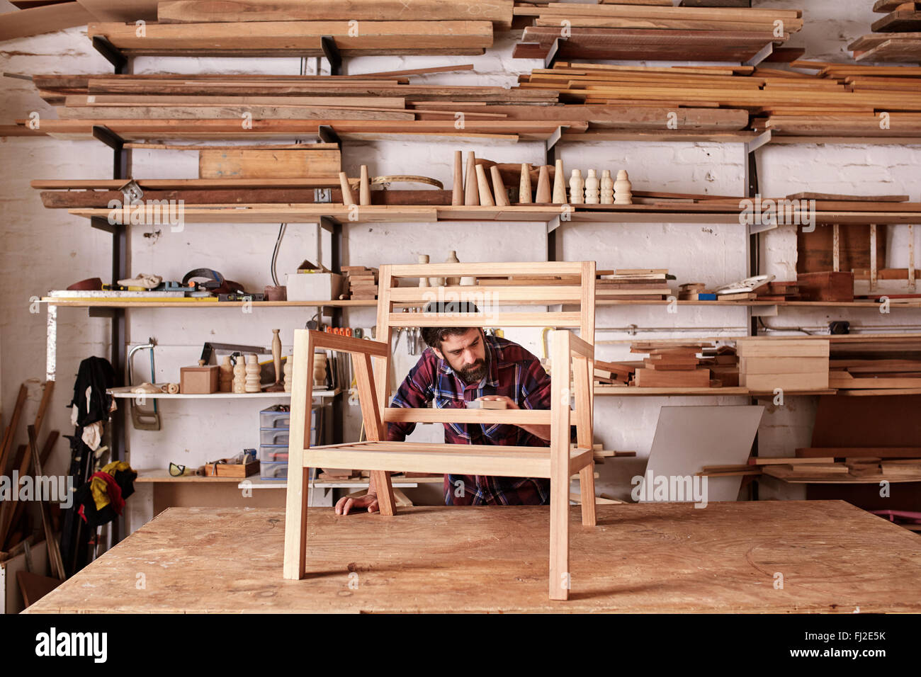 Produzione artigianale di una sedia in legno telaio nel suo studio Foto Stock