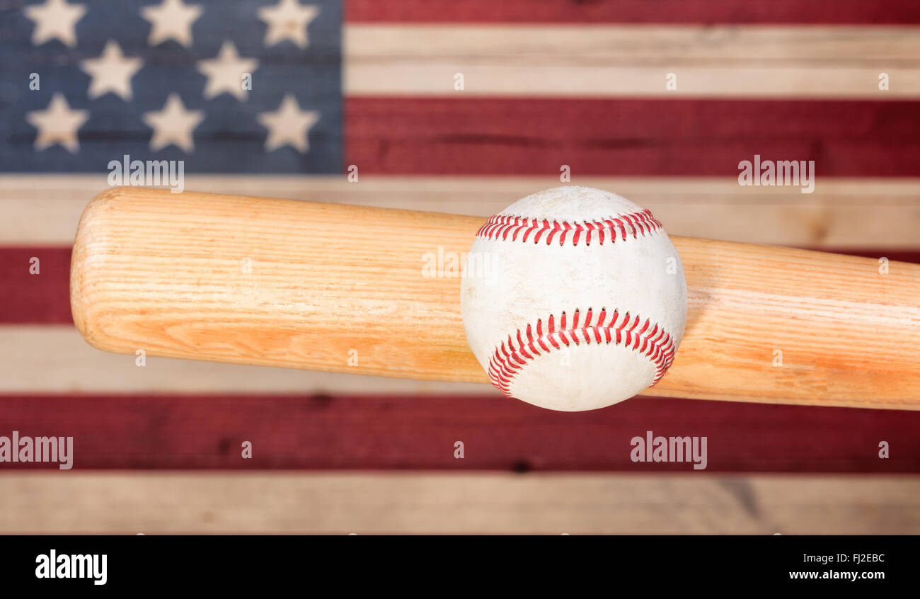 Close up di baseball di colpire mazza di legno con tavole dipinte di bandiera degli Stati Uniti. Foto Stock