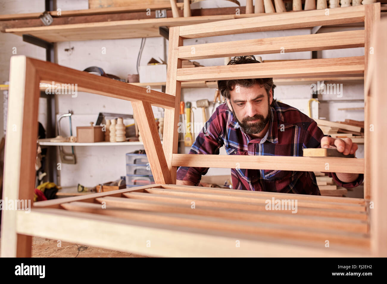 Mobilio titolare di azienda e designer al lavoro in studio Foto Stock